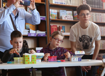 Художница из Донецка провела онлайн мастер-класс для особых детей из Липецка